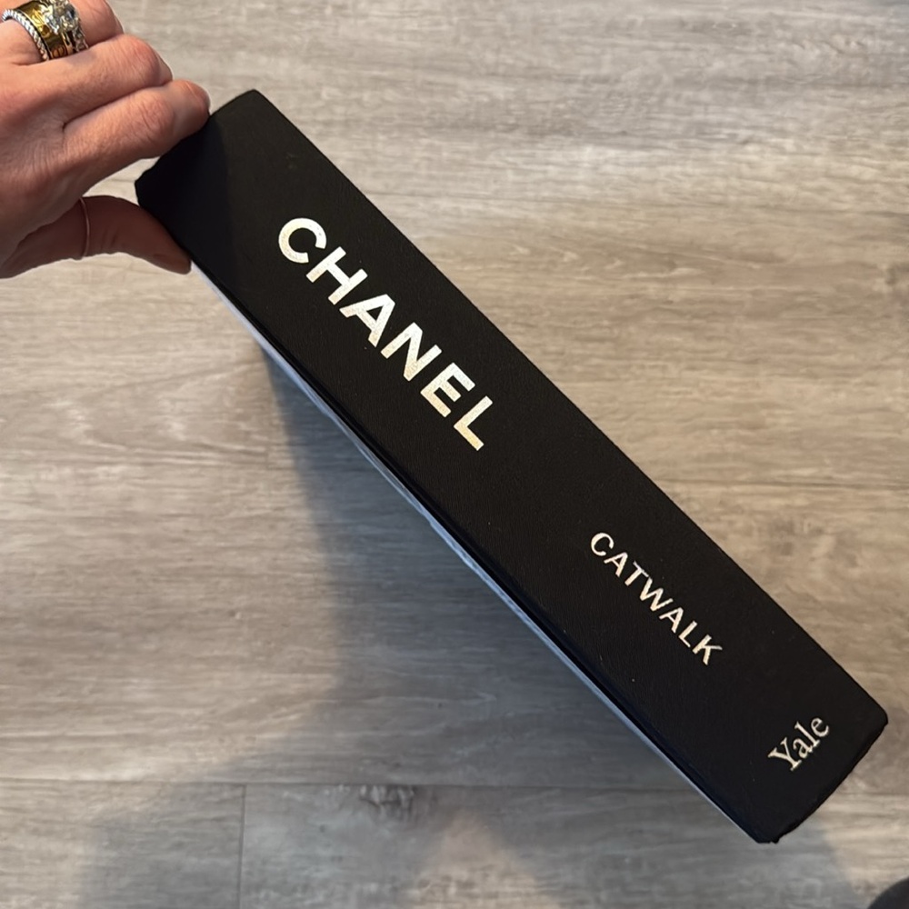 🖤CHANEL•Catwalk•Coffee Table Book•NWT🖤 - Picture 3 of 8